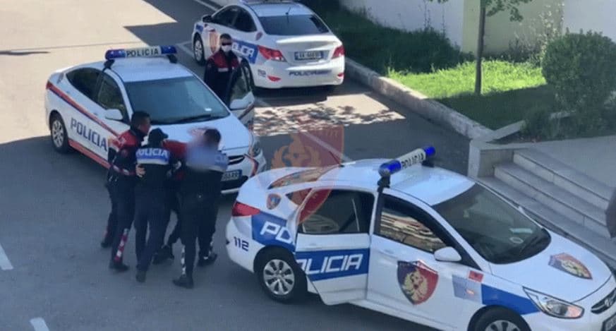 Hajdutët bien në kanal pas grabitjes në Lushnjë/ Në furgonin e grabitur u gjet kasaforta e pahapur