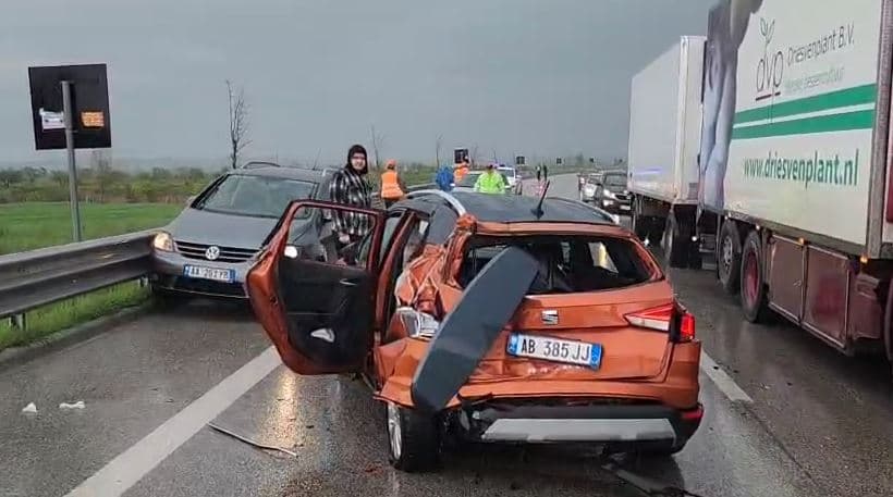 Aksident i shumëfishtë në aksin Lushnje- Vlorë, përplasen shtatë makina, tre të plagosur