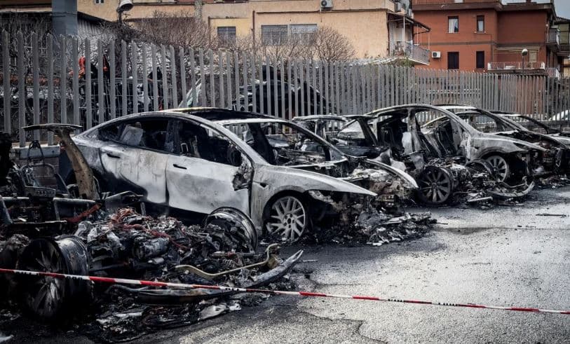 Zjarr në një dyqan Tesla pranë Romës shkatërron 17 makina