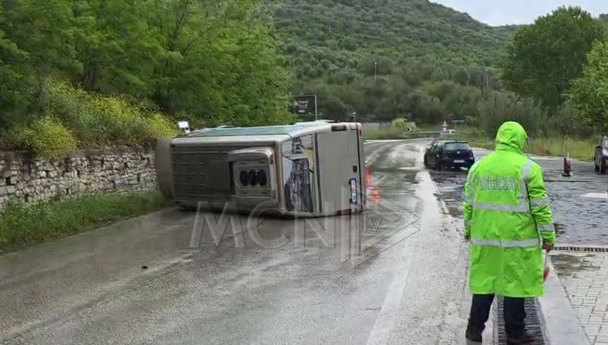  Përmbyset furgoni në aksin Fier-Levan, lëndohet shoferi