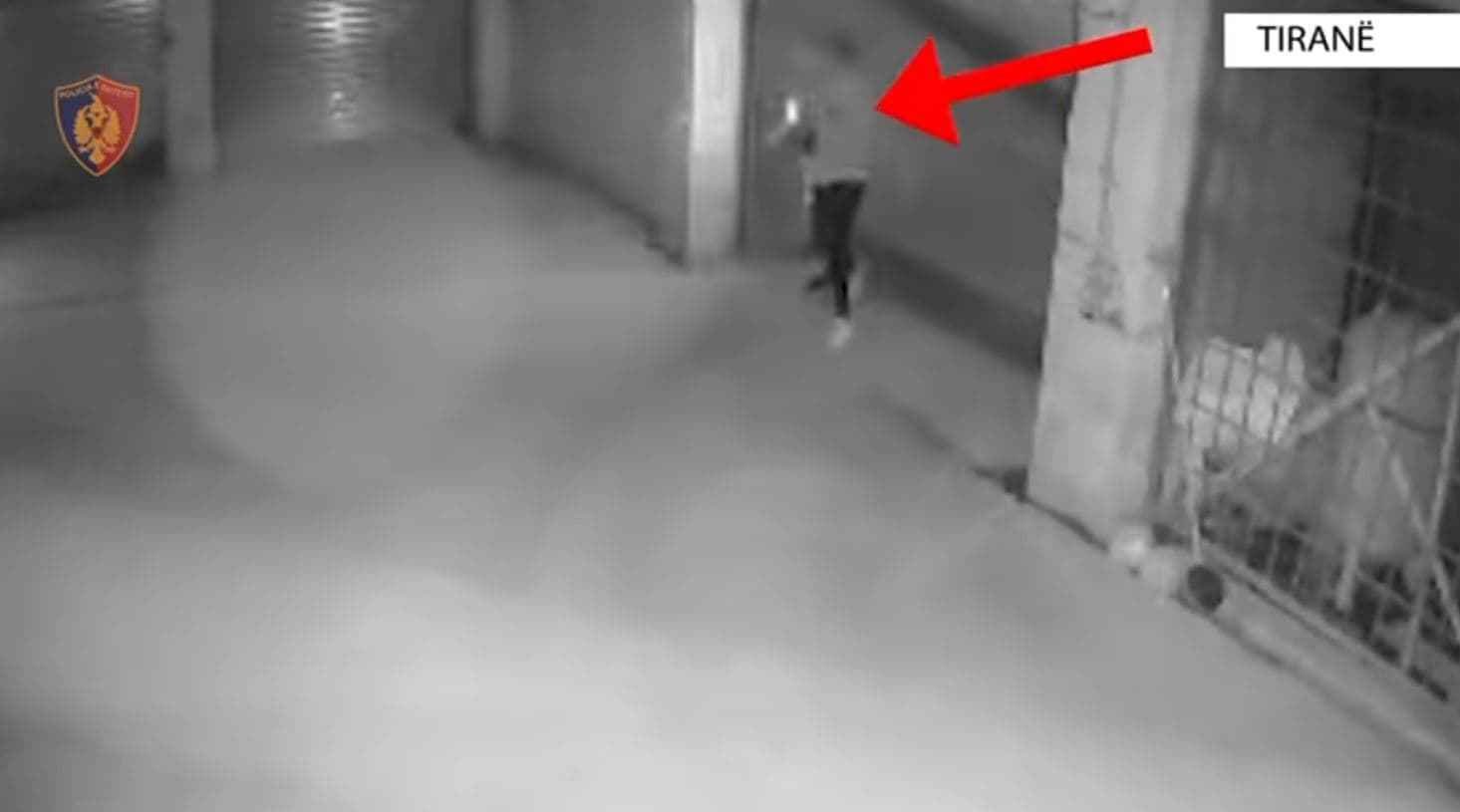 Kamuflohej si filiali i një banke dhe mashtroi qindra shqiptarë, i riu nga Franca kapet duke tërhequr paratë nga bankomati 