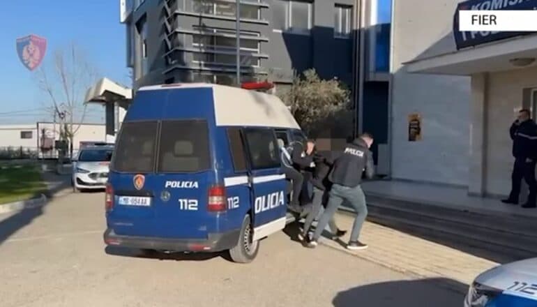 Goditën me sende të forta kushëririn në Cakran, arrestohen babë e bir
