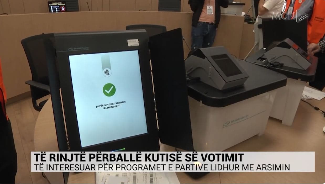 Të rinjtë përballë kutisë së votimit. Të interesuar për programet e partive lidhur me arsimin