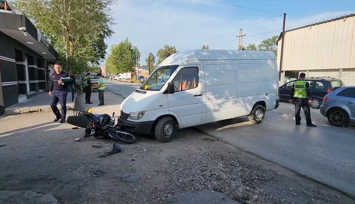   Motomjeti përplaset me furgonin, lëndohet drejtuesi i motorit 