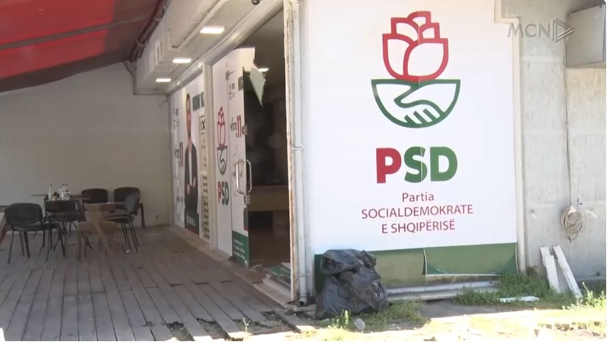 Dalin armët pranë zyrës së PSD. Babë e bir konfliktohen me një të ri
