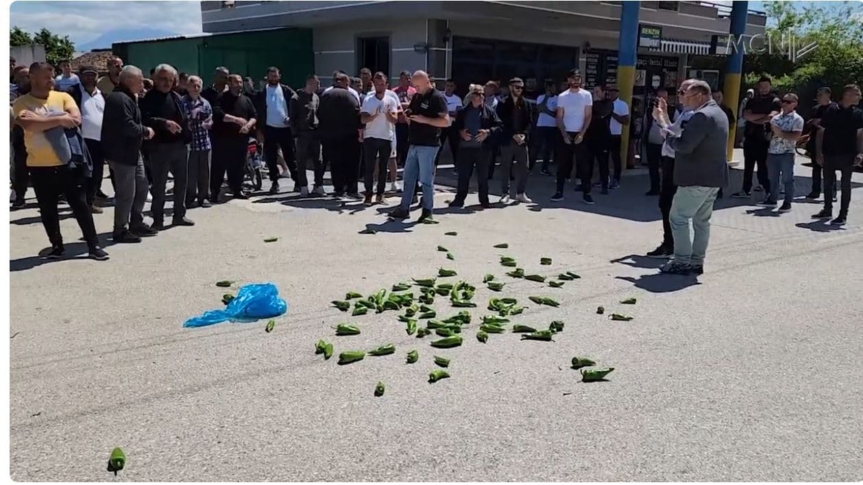 Fermerët hedhin prodhimin në rrugë. Çmimi i ulët i produkteve po i çon drejt falimentimit