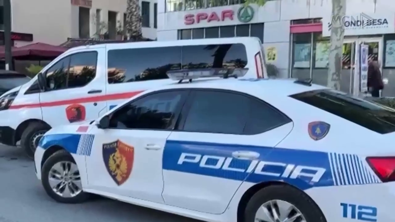 Kamera kap autorin e vrasjes në Vlorë / Ekzekutimi i Hoxhajt, autori i kamufluar me kapele e shall (VIDEO)