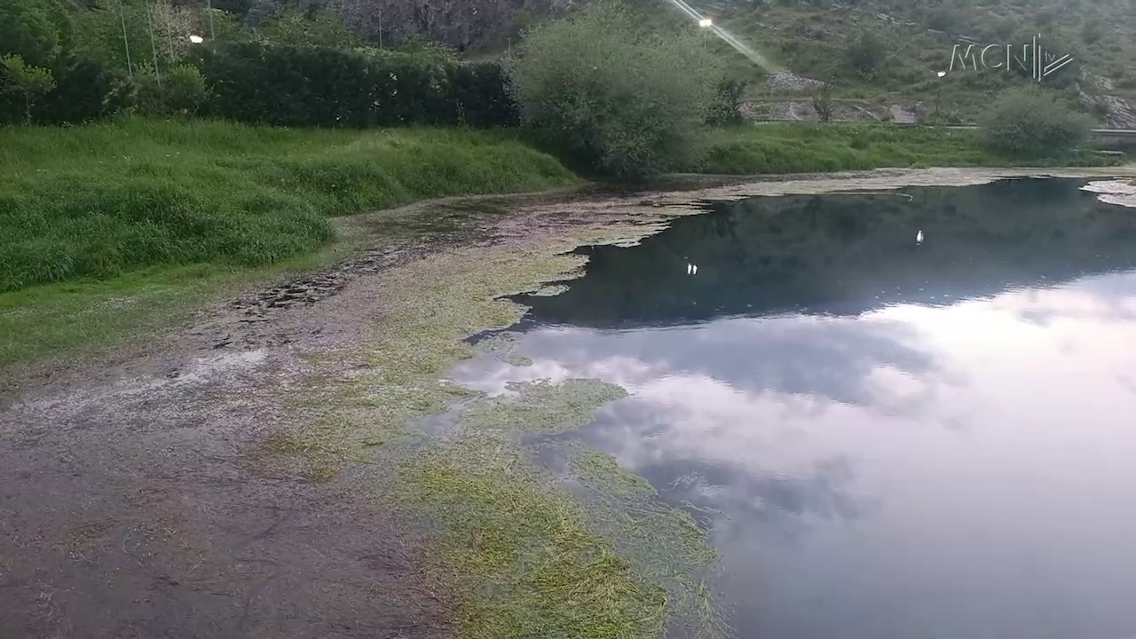 Papastërtitë mbulojnë liqenin e Viroit / Rrezikohet një nga perlat natyrore të Gjirokastrës (VIDEO)