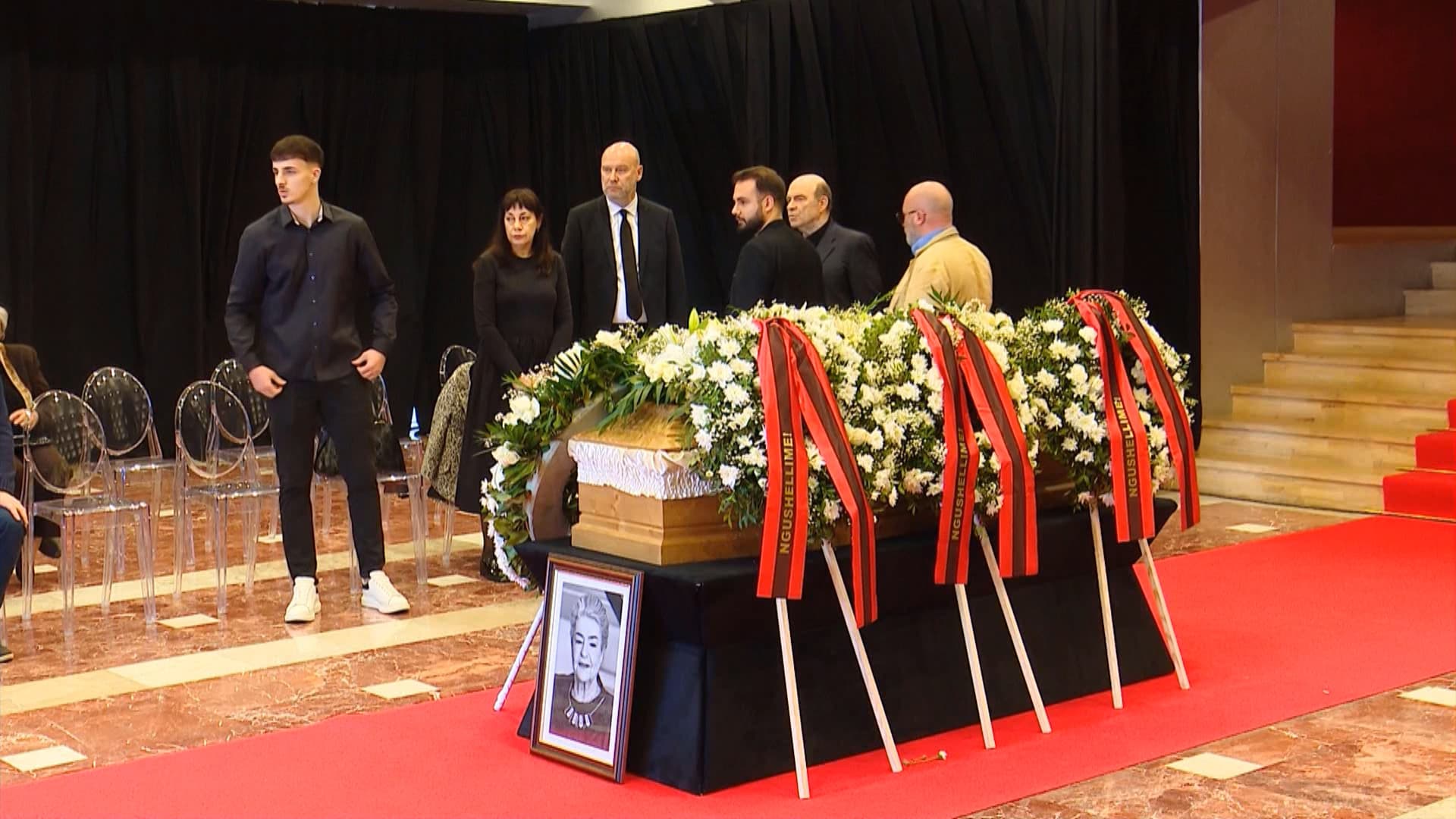 I jepet lamtumira e fundit Margarita Xhepës, homazhe në TKOB për ikonën e kinematografisë shqiptare (VIDEO)