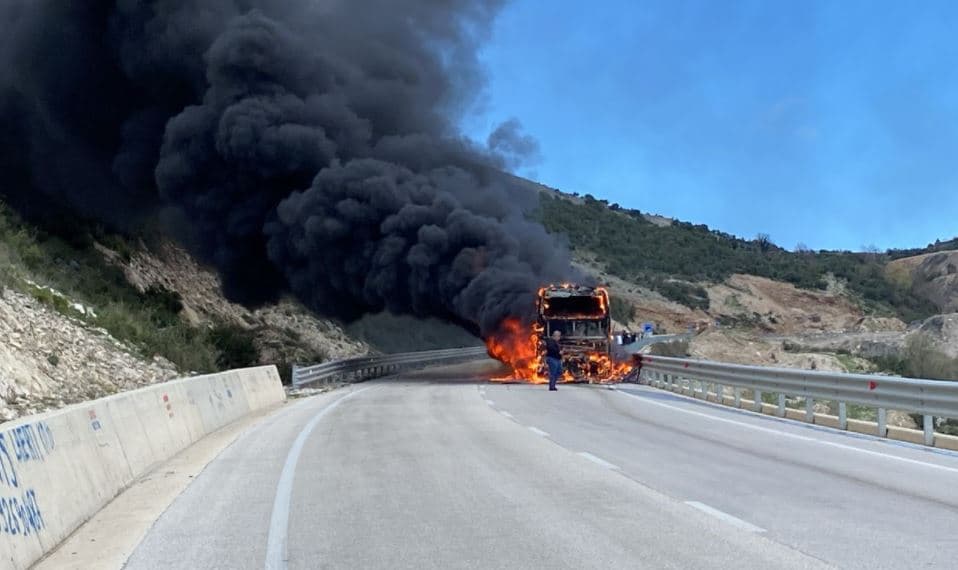 Merr flakë autobusi me pasagjerë i linjës Sarandë-Tiranë