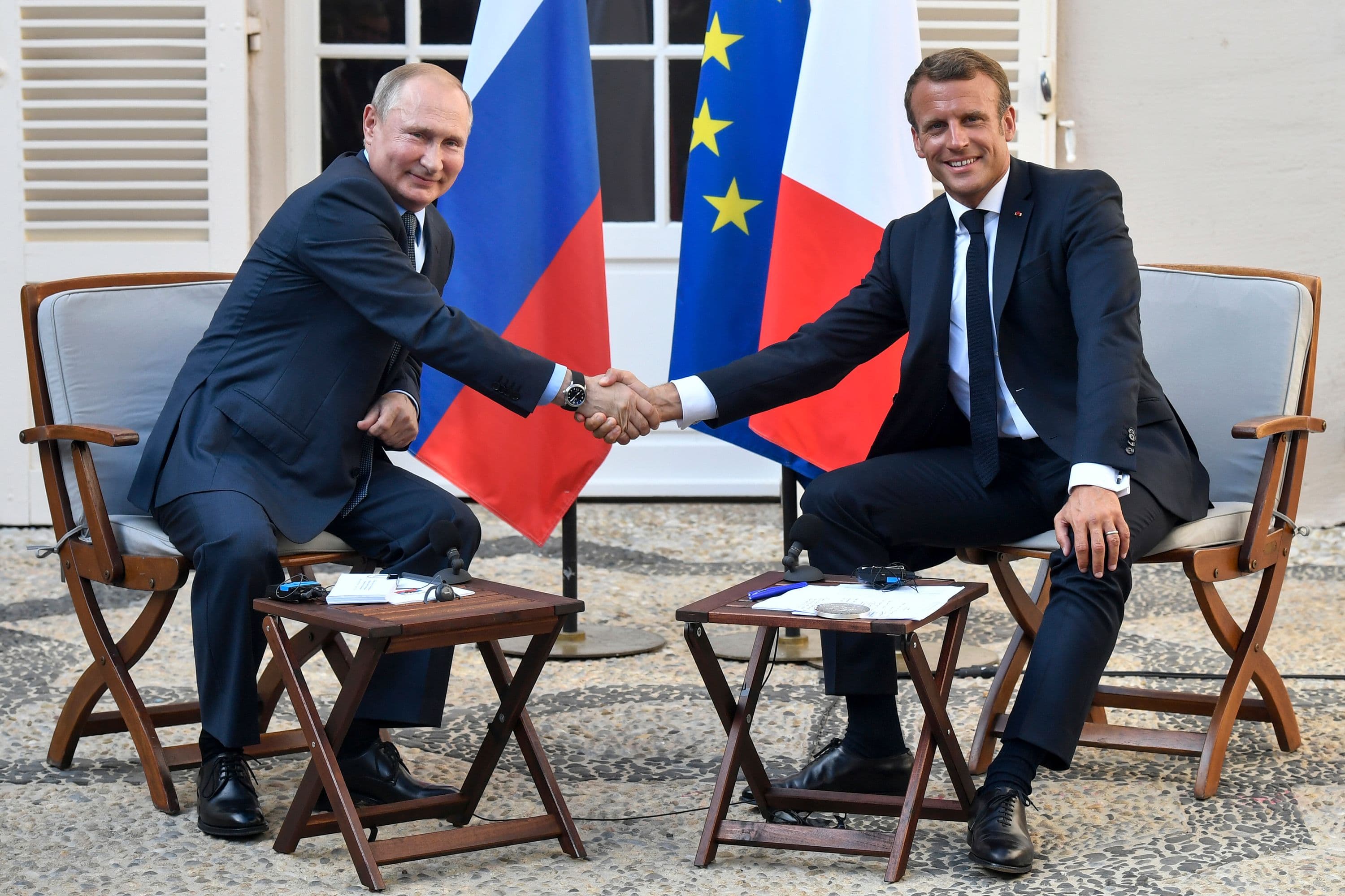 Rusia vijon bombardimet në Ukrainë, presidenti francez gati të zhvillojë bisedime me Putin