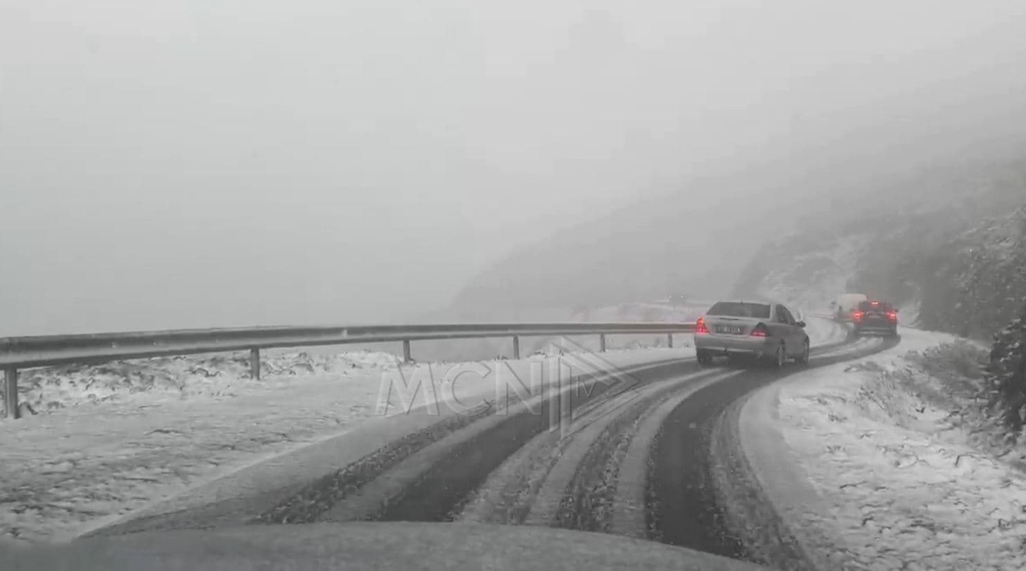 Lezha zbardhet nga dëbora, vështirësi në qarkullimin e mjeteve (VIDEO)