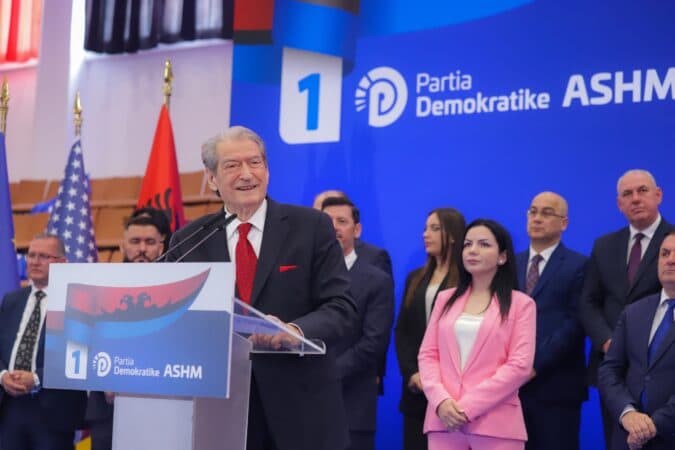 Berisha në Elbasan: Pagat e mësuesve 1500 euro në fund të mandatit tim të parë