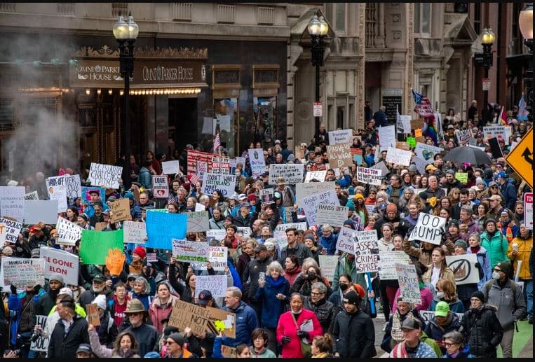 Protesta masive në SHBA. Qytetarët, kundër politikave të Trump dhe Musk