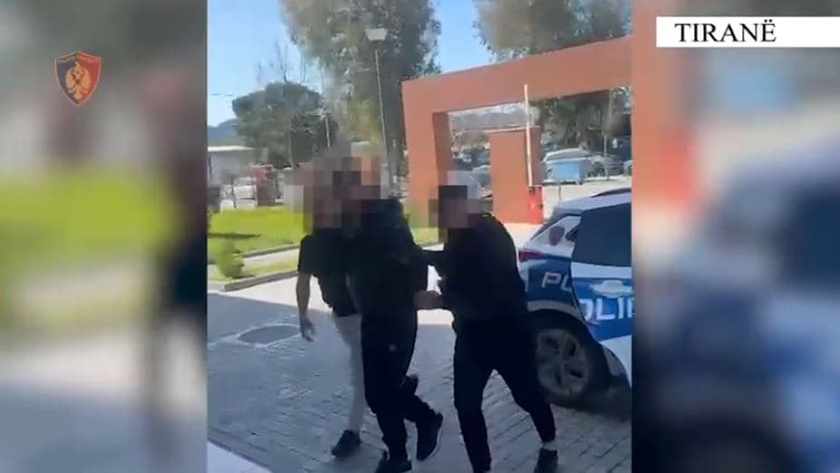 Rrahën një person dhe i morën makinën, arrestohen dy vëllezër në Tiranë