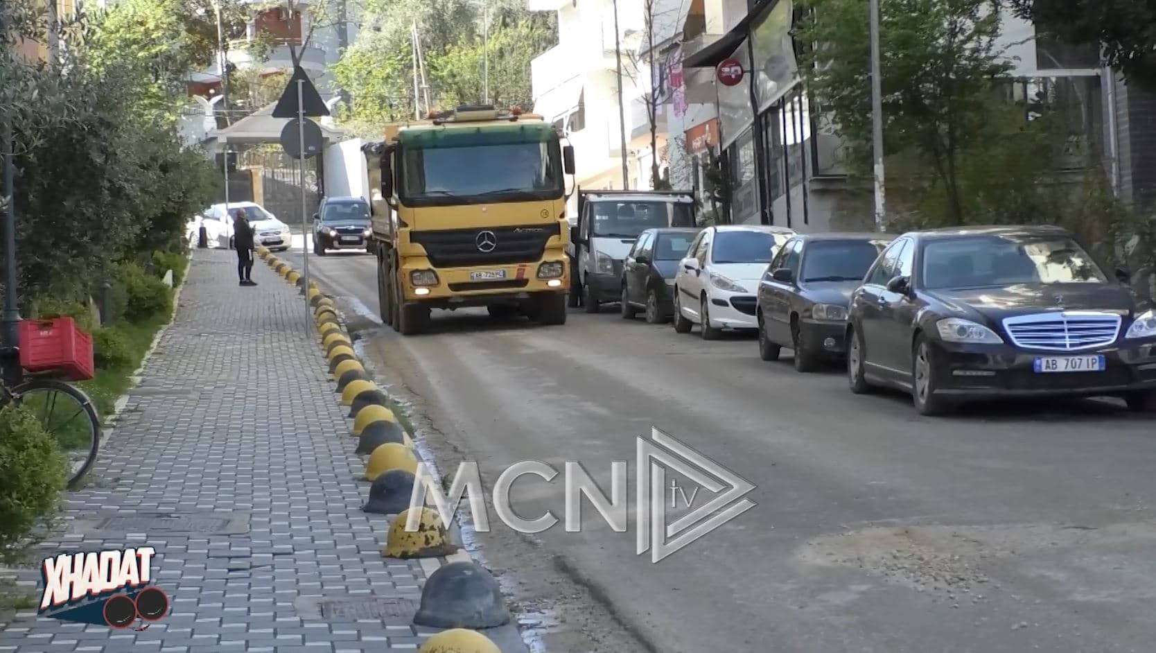 Firma u shkatërron rrugën dhe shtyllën e dritave banorëve në Selitë/ Bashkia "mbyll sytë" (VIDEO)