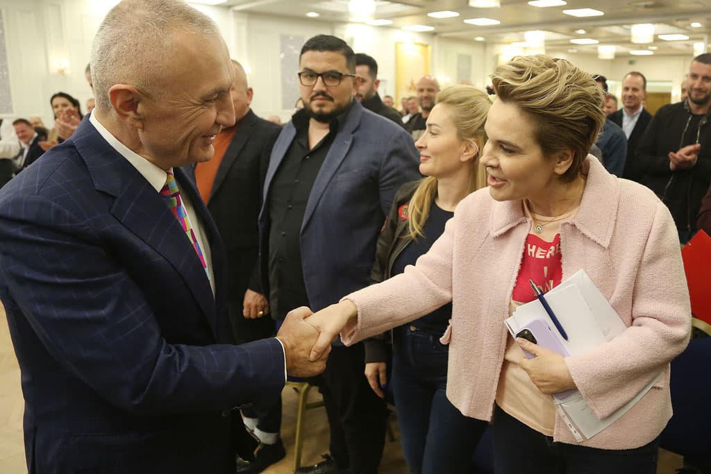 Meta dhe Kryemadhi zyrtarisht të divorcuar, ndahen në gjykatë
