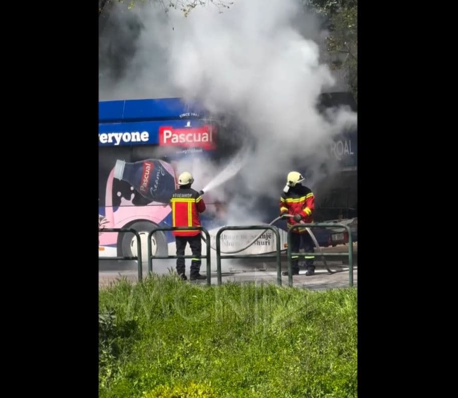  Merr flakë autobusi i Unazës para Ministrisë së Jashtme (VIDEO)