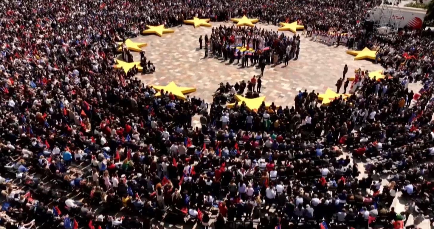 PS çel fushatën, këngë dhe valle sipas zonave para prezantimit të kandidatëve për deputetë (VIDEO)