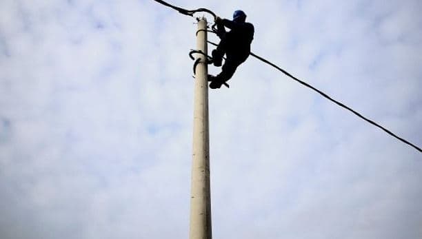 U godit nga rryma, humb jetën elektricisti në Fier