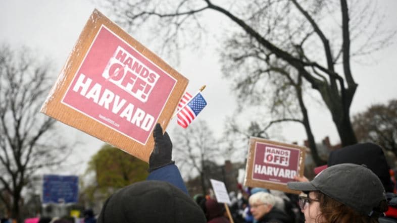 Trump ngrin 2.2 miliardë dollarë fonde për Universitetin e Harvardit 