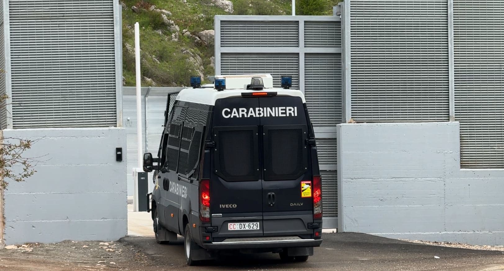 Dhuna në kampin e Gjadrit, disa prej emigrantëve goditën veten me sende të forta/ Simoni: Pritet të vijnë të tjerë me avionë