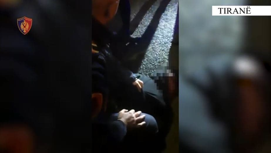 Me makinë të vjedhur me kokainë me vete, përplasin dhe policinë, arrestohen dy persona në Tiranë 