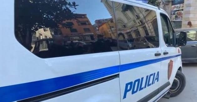 Përndiqte dhe ngacmonte seksualisht dy nxënëse, arrestohet mësuesi në Librazhd (VIDEO)