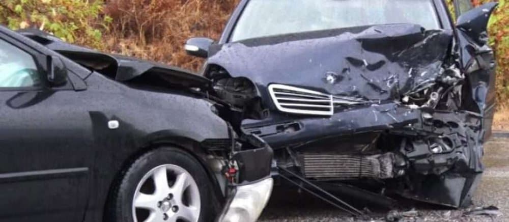 Përplasen dy makina në Krujë, humb jetën një grua