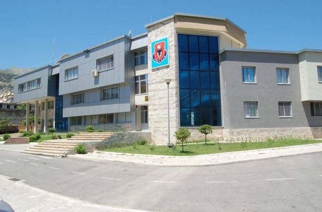 Shfrytëzonin një 26-vjeçare për prostitucion, arrestohen dy persona në Gjirokastër 