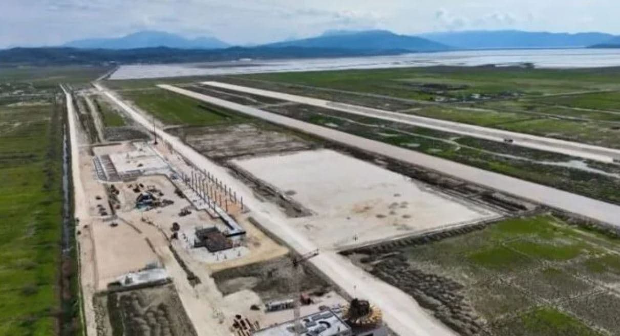 Punëtori humbi jetën pas rënies nga lartësia e aeroportit në ndërtim në Vlorë, arrestohet administratori i kompanisë 