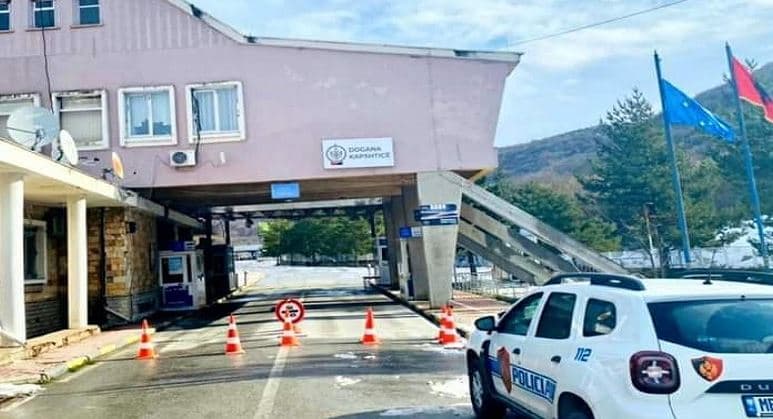 Radhë të gjata në Kapshticë, emigrantët nisen drejt Greqisë pas Pashkës