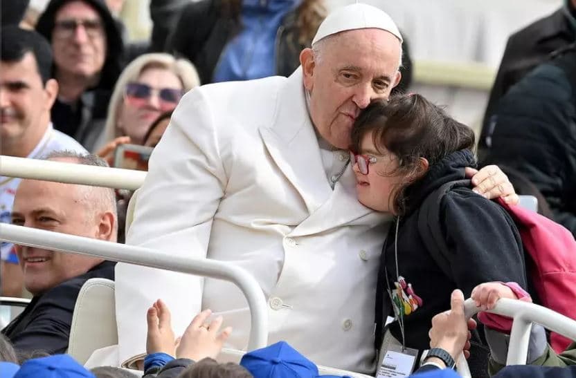 Bota në zi/ Macron, Merz dhe Von der Leyen, mesazhe ngushëllimi për Papa Françeskun