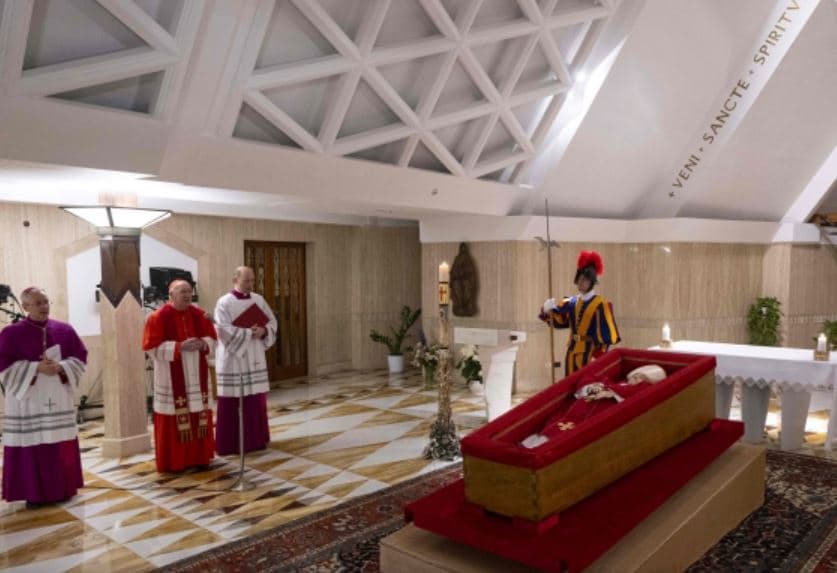 Vatikani shpërndan pamjet e para të trupit të pajetë të Papa Françeskut (FOTO)