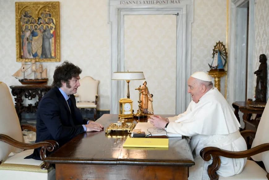 Dikur Milei e sulmonte, Argjentina shpall shtatë ditë zie në nder të Papës