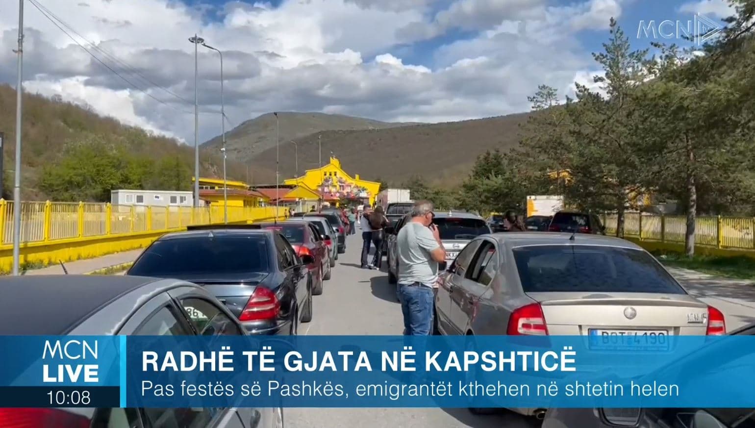 Kthimi i emigrantëve pas Pashkëve, radhë kilometrike në Kapshticë. Qytetarët: Na duan veç për votë (VIDEO)