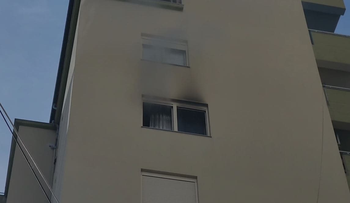 Përfshihet nga zjarri një apartament në Fier