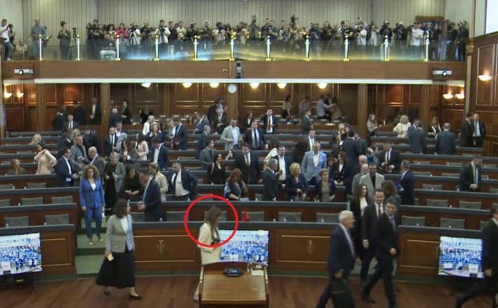 Albulena Haxhiu dështon që të bëhet kryeparlamentare edhe në votimin e pestë, seanca shtyhet sërish