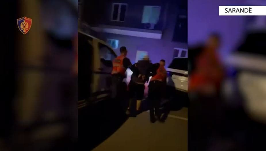 Nën kërcënimin e thikës vodhi dyqanin në Sarandë, tentoi të përdhunonte shitësen dhe i shkaktoi dëmtime/ Bie në pranga