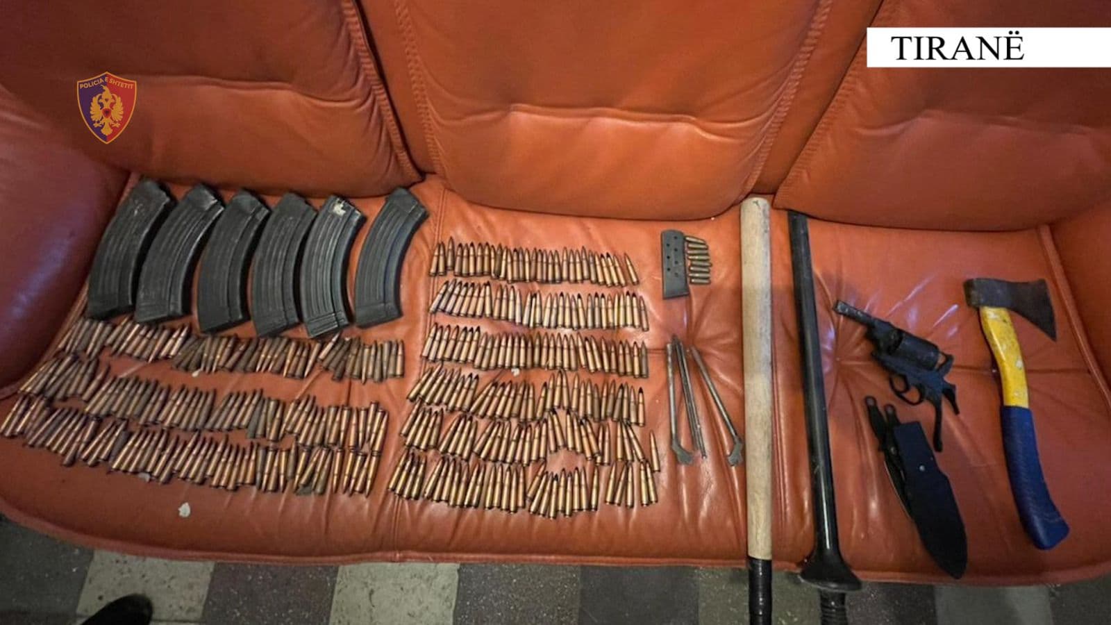 Iu gjetën karikator armësh, municion dhe uniforma policie në banesë/ Arrestohet 64-vjeçari në Tiranë