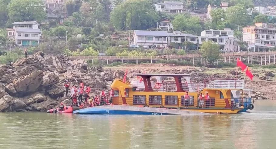 Erërat e forta përmbysin anijet turistike, dhjetë të vdekur në Kinë