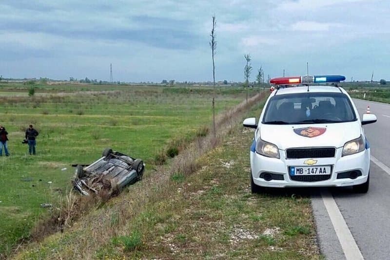 Makina del nga rruga në Roskovec, plagosen dy persona