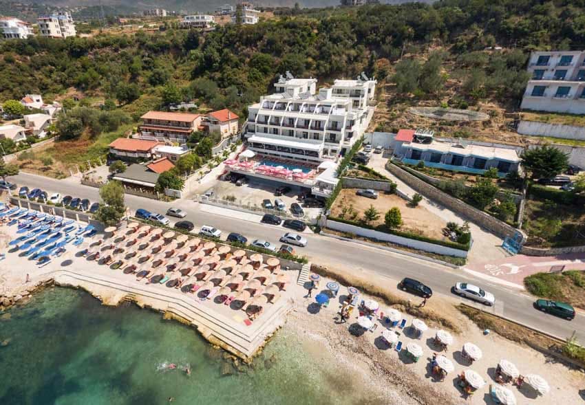 Zjarr në një pallat në Radhimë, evakuohen banorët