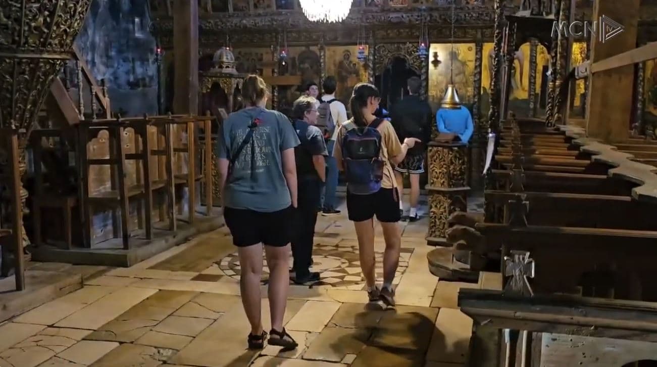 Manastiri i Ardenicës i mbushur me turistë/ Ahmatos: Prenotimet kanë nisur prej muajsh (VIDEO)