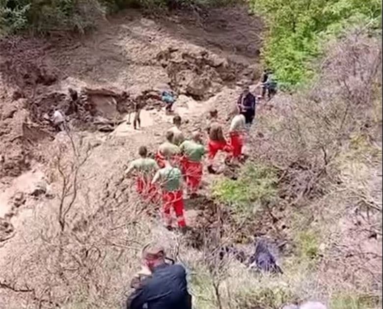Punëtori i fabrikës së kromit prej tre ditësh nën dhe, Ministria e Mbrojtjes: Terreni i rrëshqitshëm vështirëson punën
