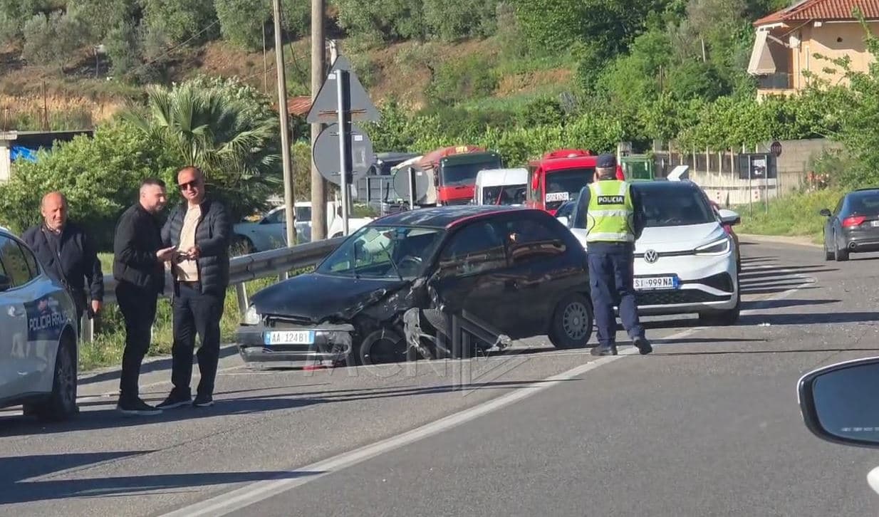 Aksident në aksin Elbasan-Peqin/ Makina përplaset me autobusin, lëndohet një person