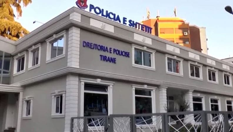 Furnizonin grupe kriminale me armë zjarri, arrestohen 2 persona në Tiranë
