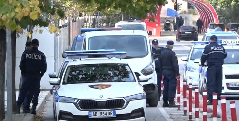 Morën peng 68-vjeçarin dhe i zhvatën bashkëshortes së tij 20 milionë lekë duke e kërcënuar/ Arrestohen 5 persona në Tiranë (VIDEO)