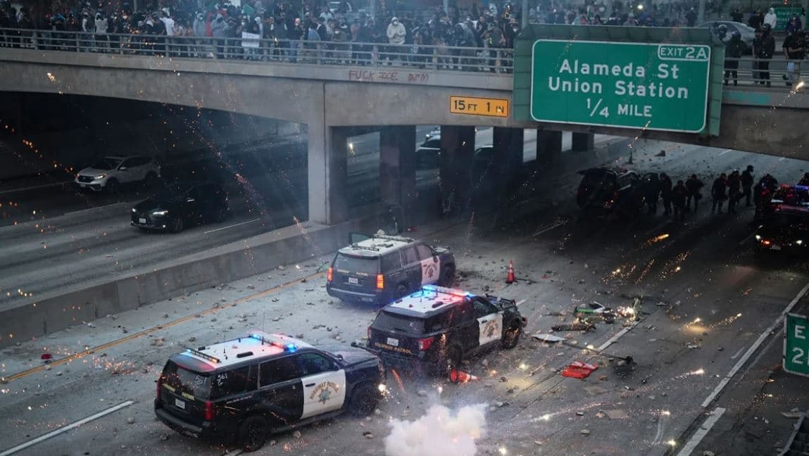 Kaos në Los Angeles/ Protestuesit djegin makina, Garda Kombëtare përgjigjet me plumba gome. 500 marinsa në gatishmëri