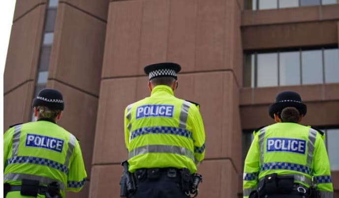 Policia britanike urdhërohet të regjistrojë etninë e bandave të përfshira në abuzimin seksual të fëmijëve 